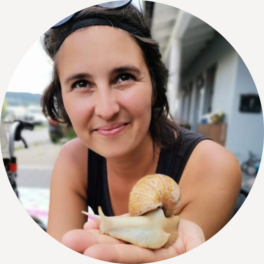 <div class="editor-content"><p><span style="color: rgb(0, 74, 173)">Katharina</span></p></div>, <div class="editor-content"><p><span style="color: #004AAD">Mama von 3 Kindern</span></p></div>