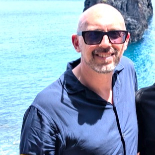 <div class="editor-content"><p>Simon, 51</p></div>, 