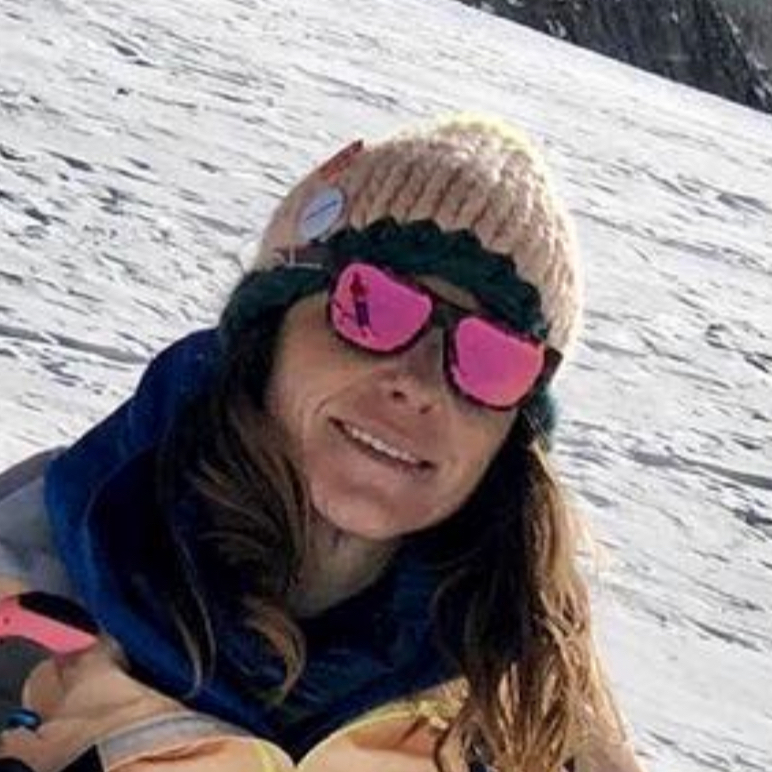 <div class="editor-content"><p>Franci R.&nbsp;</p></div>, 