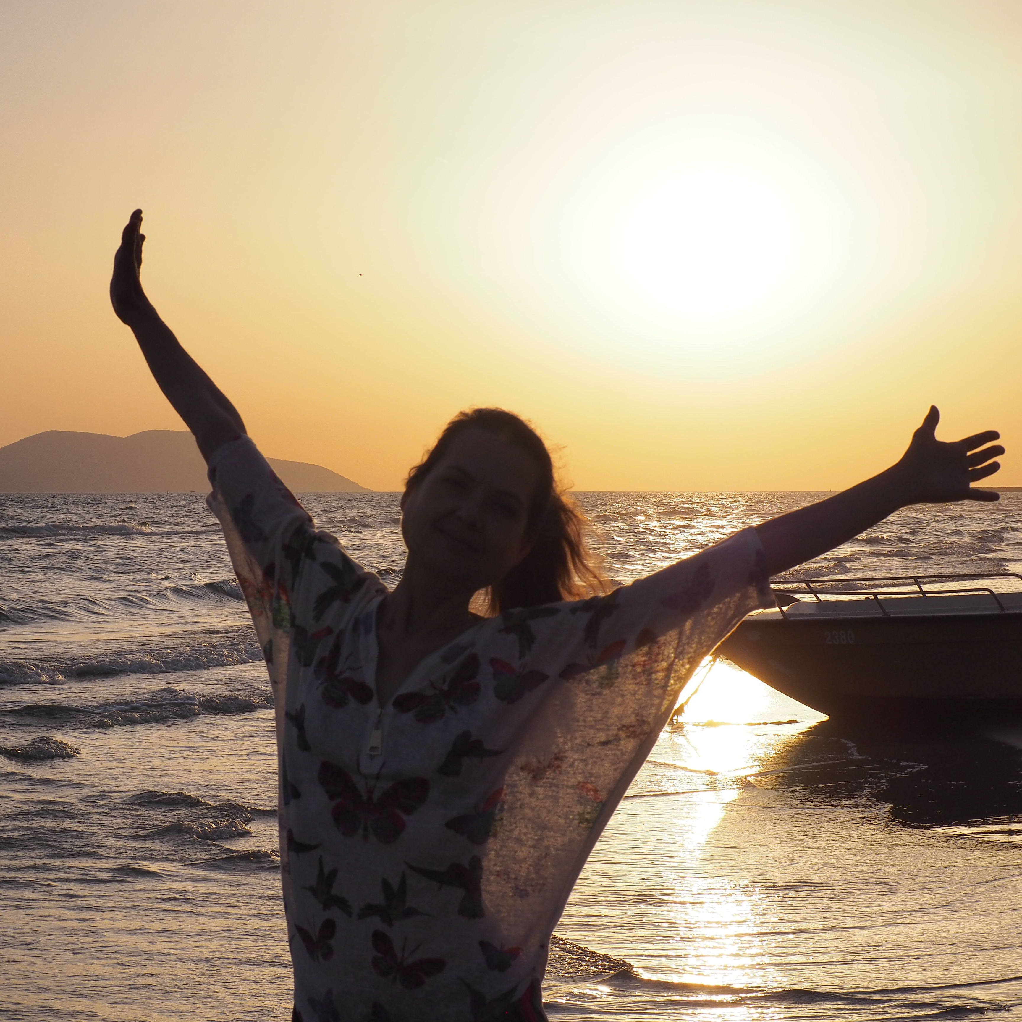 <div class="editor-content"><p><span style="font-size: 1.25rem; color: rgb(16, 119, 150)">★ ★ ★ ★ ★</span></p><p><span style="color: rgb(153, 0, 153)"><strong>KAROLINA</strong></span></p></div>, 