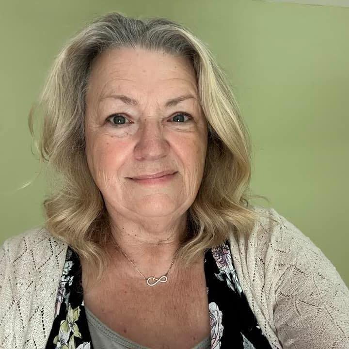 <div class="editor-content"><p>Linda A.</p></div>, 