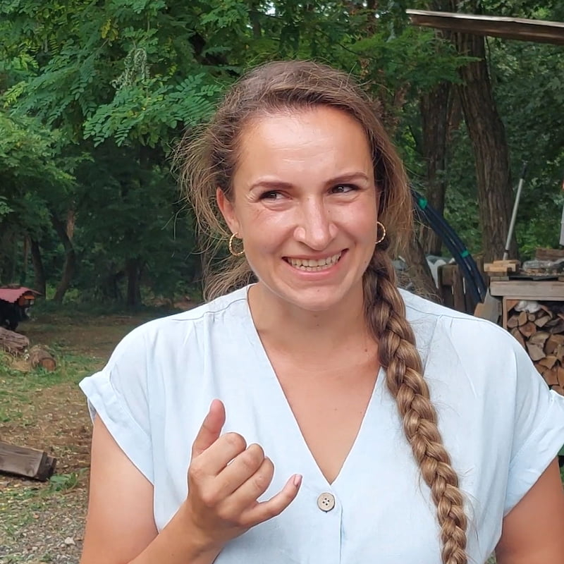 <div class="editor-content"><p><span style="font-size: 1.125rem"><strong>Marina</strong></span></p></div>, <div class="editor-content"><p>Supruga, majka 3 djece, specijalistica iz odnosa s javnošću i bivša feministica</p></div>