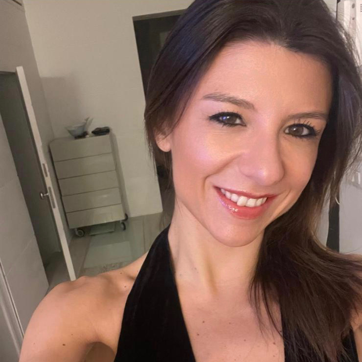 <div class="editor-content"><p>Stefi C.&nbsp;</p></div>, 