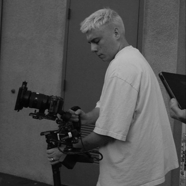 <div class="editor-content"><p><span>Simon Sikonev</span></p></div>, <div class="editor-content"><p>Videographer/Editor</p></div>