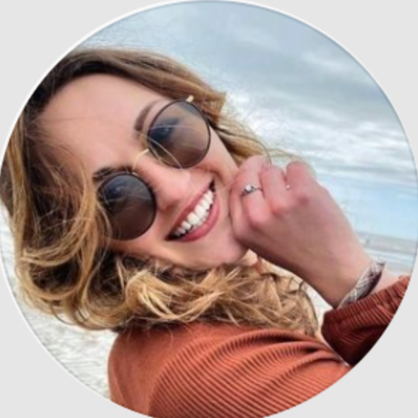 , <div class="editor-content"><p>@something.about.lisa</p></div>