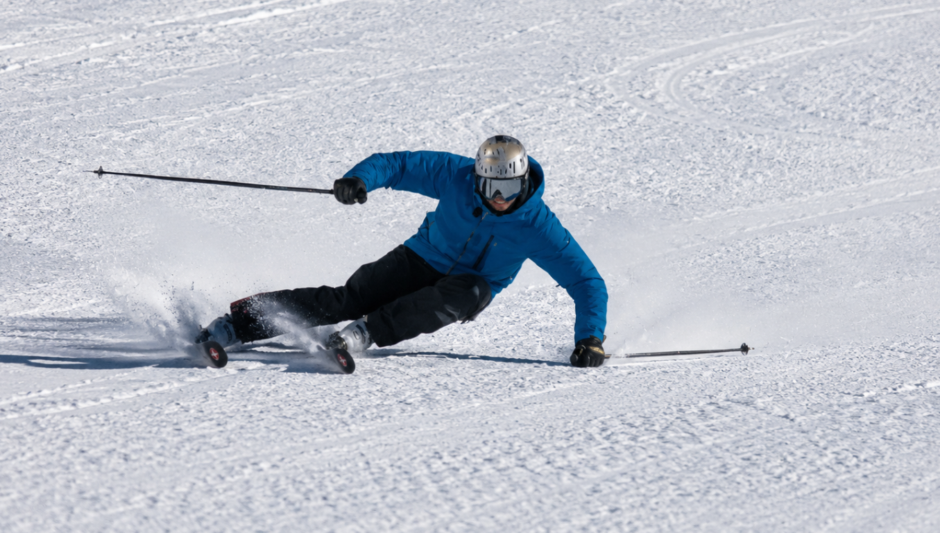 Skieur en carving sur piste damée
